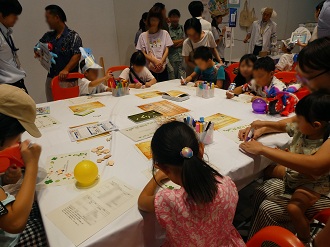 バッジ作りの様子