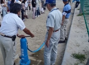 地域の皆さまによる、災害時給水栓の設営訓練のようす