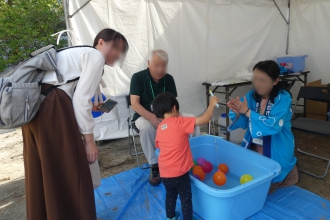 配水所内部の配管を見学する写真