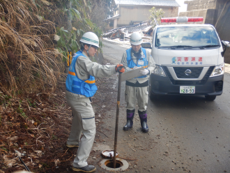 飯田地区水道管バルブ調査の様子